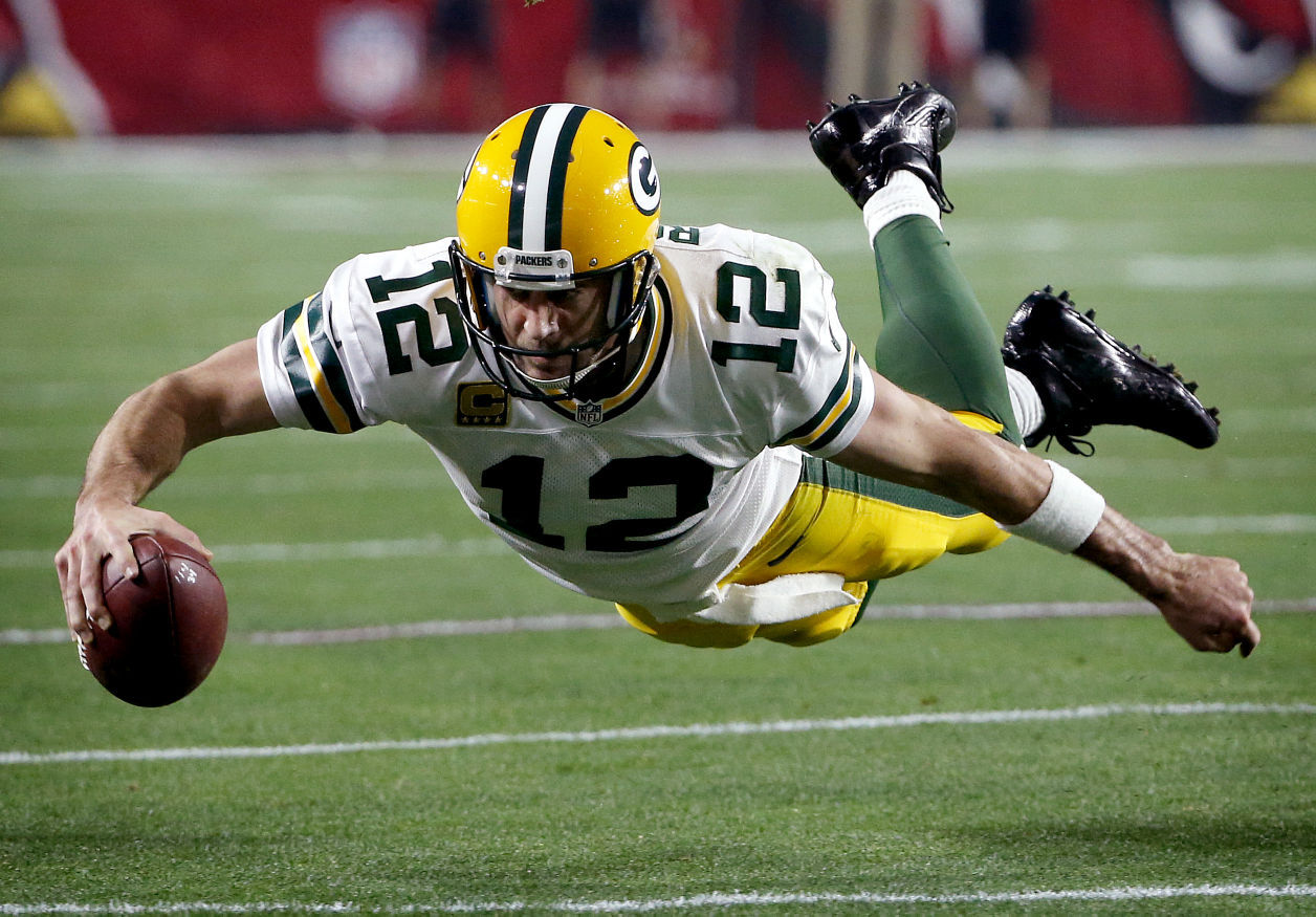 Aaron Rodgers dives, AP photo